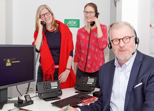 Drei Experten am Service-Telefon des Stadt Anzeigers (v.l.): Dr. Andrea Wienecke (AOK-Apothekerin), Dr. Folke Brinkmann (Kinderärztin) und Dr. Gisbert Breuckmann (Facharzt für Allgemeinmedizin) beantworteten zahlreiche Fragen unserer Leser rund um das Thema Antibiotika.