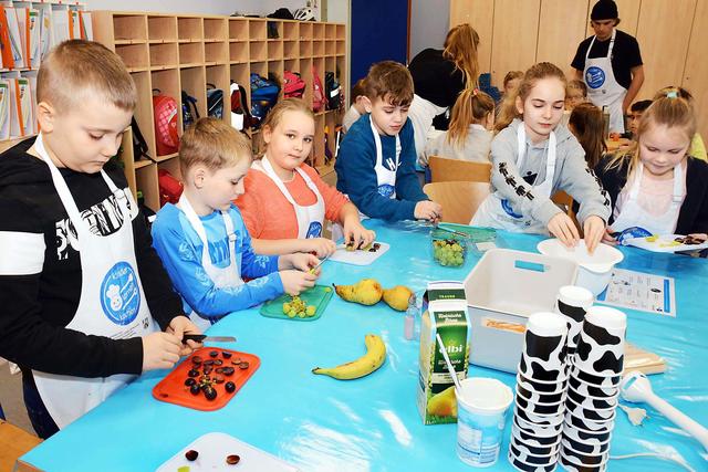 Bestens ausgestattet mit Kochschürzen, Brettchen und Messern machten sich die 27 Scharnhorster Siegfried-Drupp-Grundschüler der Klasse 3b erst einmal daran, die frischen Trauben, Birnen und Bananen zu zerkleinern.