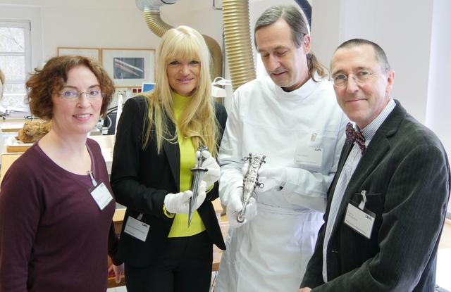LWL-Römerexpertin Dr. Bettina Tremmel, LWL-Kulturdezernentin Dr. Barbara Rüschoff-Parzinger und LWL-Chefarchäologie Prof. Dr. Michael M. Rind präsentieren den außerordentlichen römischen Fund heute erstmals der Öffentlichkeit (v. l.). Foto LWL/ C. Steimer