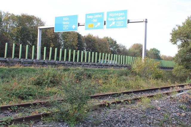 Die Bestandsstrecke verläuft von Kamp-Lintfort nach Moers parallel zur A42.