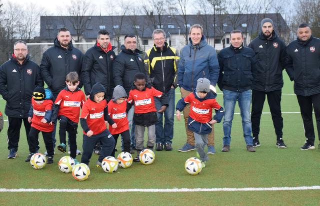 Anstoß auf dem neuen Platz: Mit dabei sind neben Kickern und Mitgliedern von Inter Monheim auch Daniel Zimmermann (Vierter von rechts), Erhan Güneser (Dritter von links) und André Zierul (Bildmitte),.
Foto: Michael de Clerque
