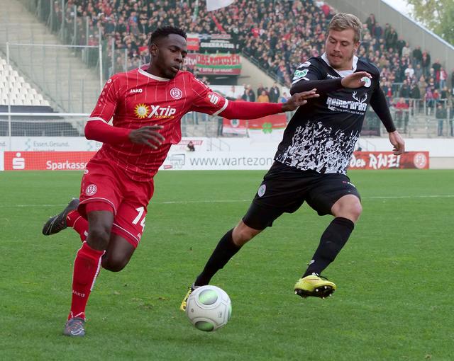 1:1 trennten sich RWE und RWO im letzten Derby an der Hafenstraße am 27. Oktober 2018. Hier ein Laufduell zwischen dem Ex-Oberhausener Daniel Heber (l.) und Maik Odenthal.