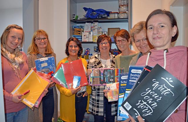 Die Schulmaterial-Kammer "Taschen-Füller" bietet Hefte, Stifte, Mappen und vieles mehr. Renate Kiewel (rechts) und weitere engagierte Ehrenamtliche helfen bei dem Angebot der Stiftung Leuchtturm, für das mit dem Charity-Dinner nun Geld eingenommen werden soll.