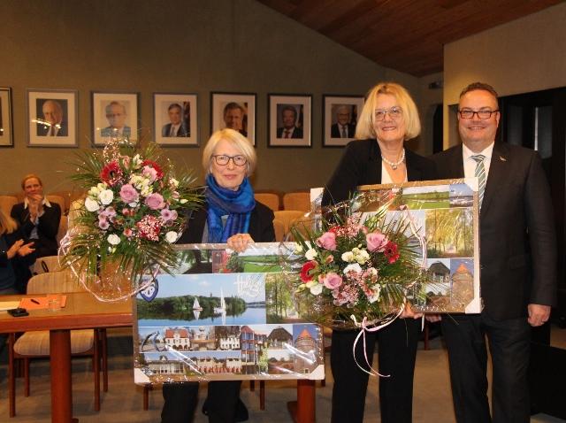 Mit launigen Worten hob Bodo Klimpel zwei Jubilarinnen besonders hervor, denn mit Anette Fleuster und Maaike Thomas ehrte er zwei Ratsmitglieder der Fraktion Bündnis 90/Die Grünen. Foto: Stadt Haltern
