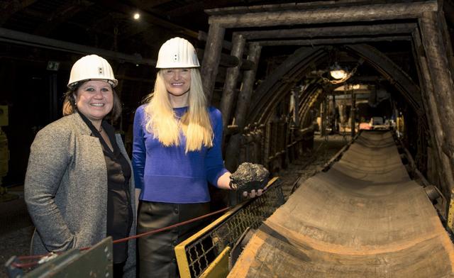 LWL-Kulturdezernentin Dr. Barbara Rüschoff-Parzinger (rechts) und Museumsleiterin Dr. Anne Kugler-Mühlhofer im neuen "Montanium".
