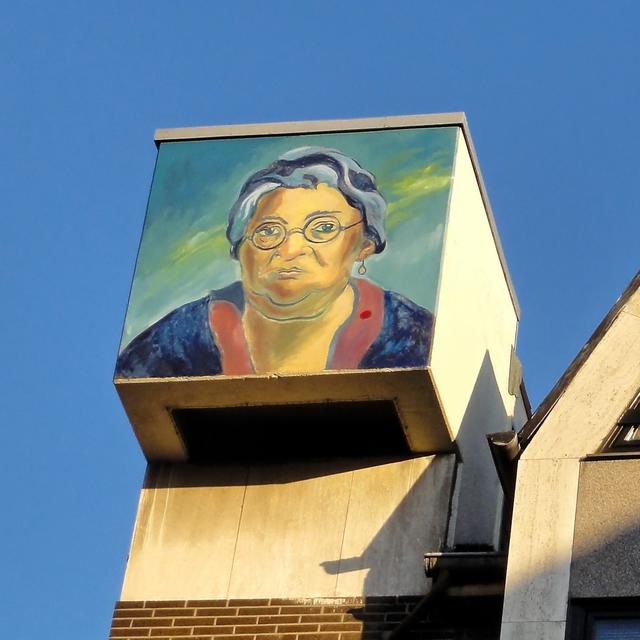 In luftiger Höhe befindet sich das Gemälde von Thomas Giese und Friedhelm Neuschäfer: Mutter Ey (1982), Mutter-Ey-Straße, Nähe Kommödchen. Es handelt sich um eine Kopie des gleichnamigen Porträts von Matthias Barz (1936), der zum Kreis um Johanna Ey gehörte.
