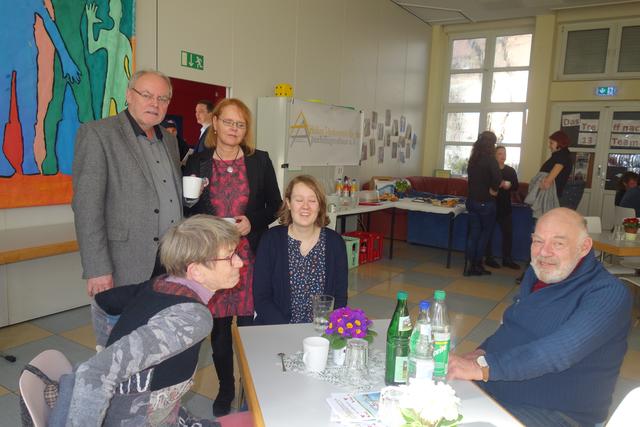 Ute Jonetat vorn - war so begeistert nach der Führung im Apohaus, entschloss sich spontan -für was Besonderes! Daneben Pfarrer Werner Sonnenberg, Leiterin des Apo-Hauses Lydia Kellermanns, Stadtteilmoderatorin Janna Klompen, Bezirksmitglied Linke Udo Seibert.