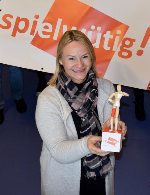 Angelika Stodt, Lehrerin und Theaterpädagogin am Langenberger Gymnasium, mit der "Trophäe" des Festivals.