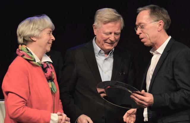 Dr. Erwin Dötsch und seine Frau Dorothee erhielten den Sportlerehrenteller aus den Händen von Peter Schubert, dem Vorsitzenden des Stadtsportverbandes überreicht.