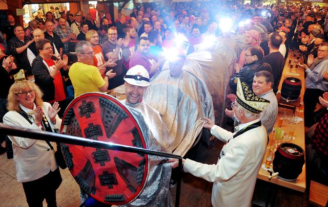 Der Elferrat und Präsident Oliver Dahlhaus zogen mit einer 15 Meter langen Bohrmaschine zur Bühne. „Wir fangen in Richrath schon mal an“, war die Aussage. Gemeint ist die ersehnte Tunnel unter der Bahnlinie für den Autoverkehr.