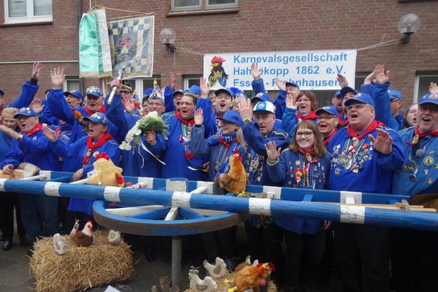 Der Jubelorkan braust über Essen! Es lebe König Dennis I und Königin Gina I (vorn am Hahn) daneben li. Vorgänger Angelika (mit Blumen) daran schnuppert Thomas. | Foto: Schattberg