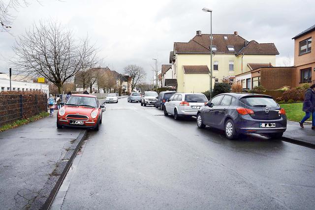 Die SPD hatte zu einem Ortstermin an der Husener Eichwaldstraße in Höhe der Schulen eingeladen.