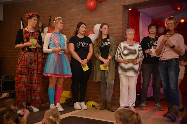 Resortleiterin Sissi Schenk bedankt sich im Namen der DJK bei den „Machern“ des karnevalistischen Familiennachmittags mit Worten und einer kleinen Aufmerksamkeit.
