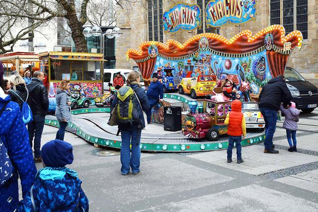 Die Karnevalskirmes wird vom Weiberfastnachts-Donnerstag, 20. bis Rosenmontag, 24.Februar, auf Altem Markt, Reinoldikirchplatz, Kleppingstraße am Europabrunnen, Willy-Brandt-Platz, Platz von Leeds und Netanya gefeiert.