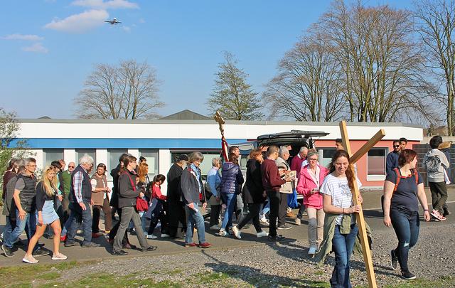 Fotoarchiv © Jürgen Thoms - Aus der Serie: Ökumenischer Spaziergang 2019 „Mit dem Kreuz durch Massen“