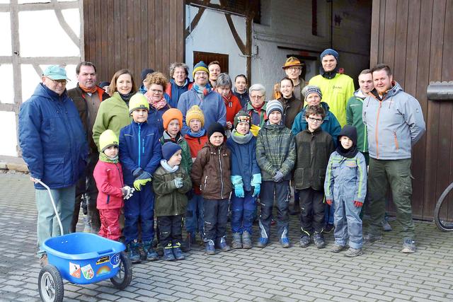 Mit ihren Familien machten sich die Dortmunder Landwirte, Jäger und Naturschützer aus Reihen des BUND vom Bio-Hof Schulte-Uebbing aus auf den Weg zur diesjährigen Müllsammelaktion in der Natur zwischen Kemminghausen und Brechten. | Foto: Günter Schmitz
