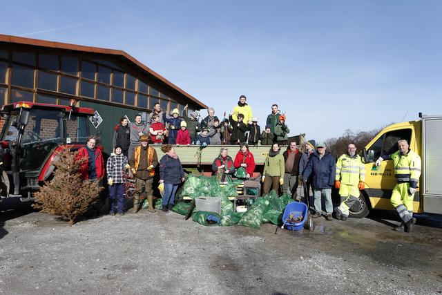 Sauberes Dortmund. Rund zwei Tonnen wild entsorgten Müll haben Jäger, Landwirte und Naturschützer vom BUND jetzt bei ihrer zehnten gemeinsamen Reinigungsaktion im Naturschutzgebiet "Auf dem Brink" und im Umfeld des Bezirksfriedhofs Kemminghausen gesammelt. "20 Tonnen waren es noch im ersten Jahr 2010", freute sich Organisator Dirk Schulte-Uebbing. Auf seinem Bio-Hof war Start und hier gab's auch im Anschluss für alle Erbsensuppe. | Foto: EDG / Ursula Doeren
