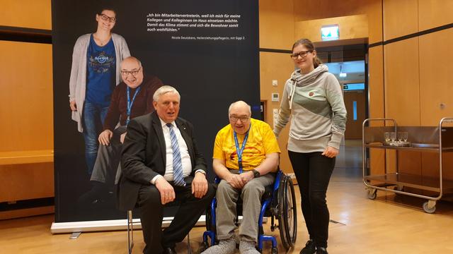 Landesarbeitsminister Karl-Josef Laumann würdigte das Engagement kirchlicher Mitarbeitervertreter bei der Eröffnung der Wanderausstellung „Ich bin Mitarbeitervertreter, weil“. Er ließ sich mit Mitarbeitervertreterin und Ausstellungs-Model Nicole Deutzkens und Bewohner Siggi Z. von der Wohnanlage St. Bernardin Sonsbeck fotografieren. Foto: Ulrich Richartz