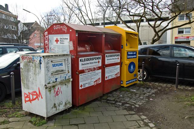 Auch drei Altkleidercontainer wurden umgeschmissen (Symbolbild).