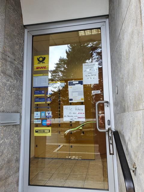 Ein handgeschriebener Zettel weist daraufhin, dass Pakete in Haßlinghausen abgeholt werden können.