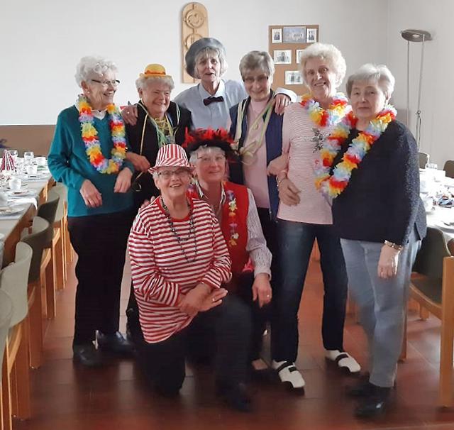 Den Saal hatte das Frauenhilfe-Team närrisch dekoriert.