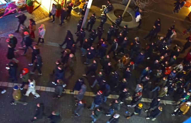 Hunderte Dortmunder solidarisierten sich bei einer Demonstration durch die Dortmunder City mit den Opfern des Anschlags von Hanau.