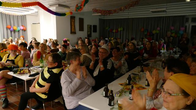 Bis auf den letzten Platz war der Saal im Stephanushaus beim Frauenkarneval der Kfd Niedereimer gefüllt.