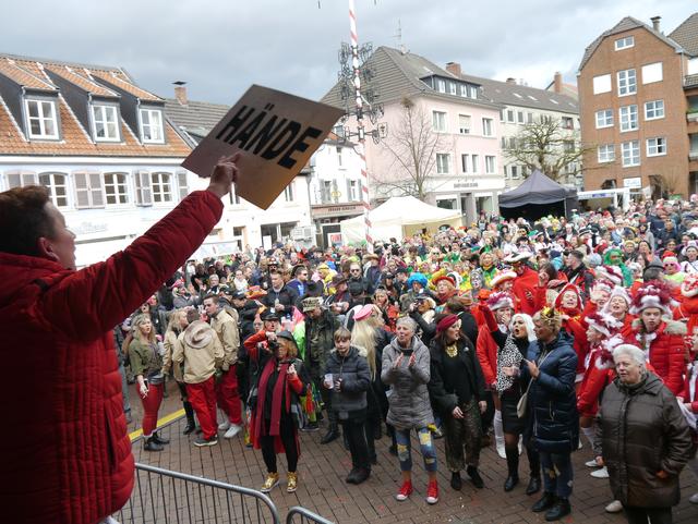 Mike der Bademeister hat sofort die Stimmung auf dem Altmarkt in Dinslaken aufgenommen und weiter gepuscht. Und immer schön die Hände in den Himmel ...