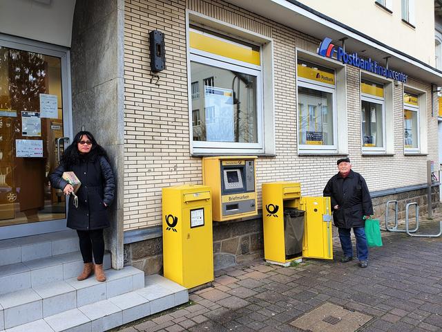 Mary Jane Wild ist verärgert, dass die Filiale kommentarlos geschlossen ist und Manfred Weber steht vor dem unverschlossenen Briefkasten.