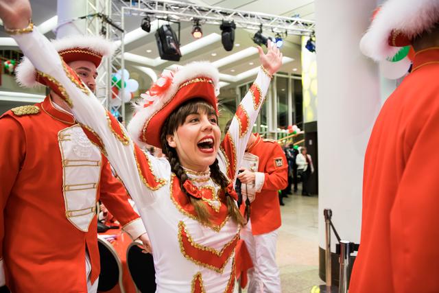 Egal ob Helau oder Alaaf -  einmal im Jahr feiern die Karnevallisten aus ganz NRW zusammen im Landtagsparlament | Foto: © Andrea Bowinkelmann