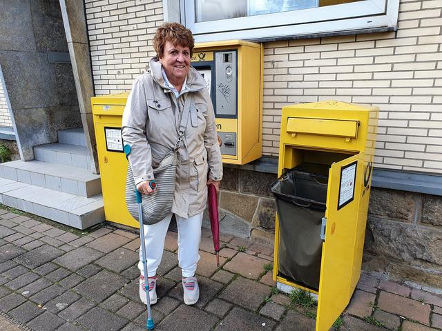 Auch Ursula Wiese ist ärgerlich, dass die Postbankfiliale immer noch kommentarlos geschlossen ist.