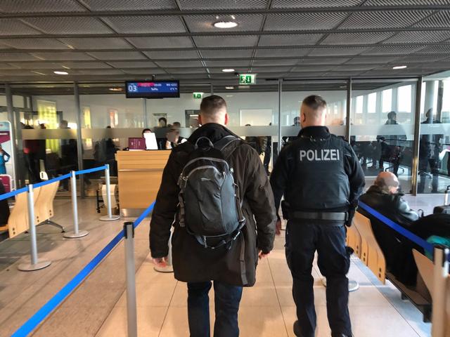 Im Rahmen der Grenzkontrollen wurde die Ausreise untersagt, Reisedokumente sichergestellt.