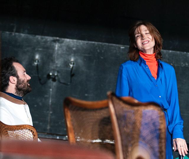 Guy Clemens als "Devlin" und Elsie de Brauw als "Rebecca" in "Asche zu Asche". Pressefoto Schauspielhaus Bochum / Isabell Machado Rios.