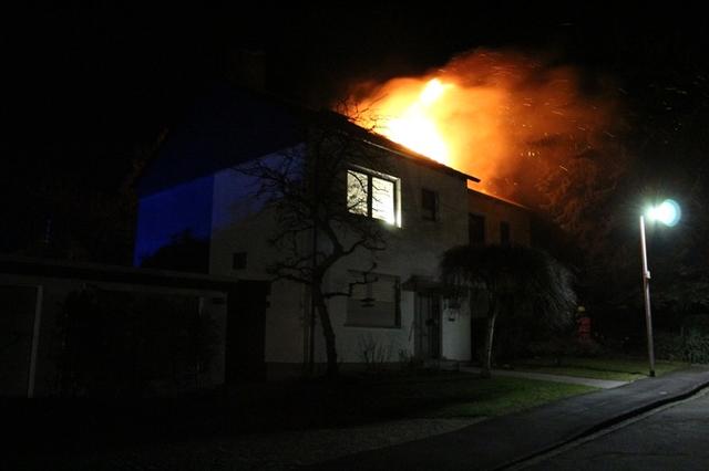 In der Heinrich-Imig-Straße in Kamen brannte ein Haus. Foto: Polizei Kamen