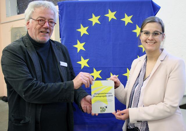Kerstin Heidler, Beigeordnete, überreichte Schulleiter Dieter Schulze die von „Das macht Schule“ ausgesprochene Auszeichnung.