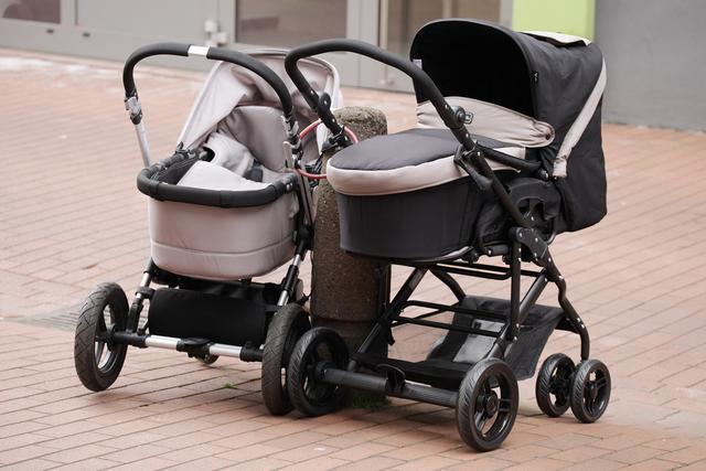 Diebstahl kennt keine Grenzen: Kinderwagen, die vor einem Baby-Fachgeschäft abgestellt waren, klauten Kriminelle vor mittlerweile sieben Jahren in der Innenstadt von Lünen. Das Fahrradschloss, mit dem die Wagen verbunden waren, störte die Täter nicht, ihr Glück war dennoch nur von kurzer Dauer: Polizisten stellten die Diebe.