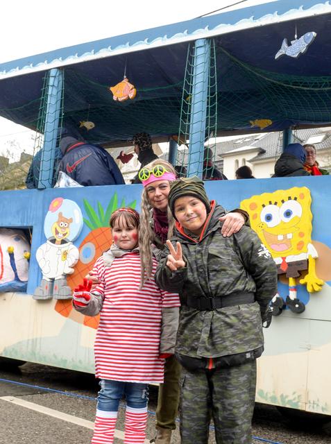 Hoch auf dem Wagen: Unsere Gewinner-Kinder Finja und Max am Rosenmontag.