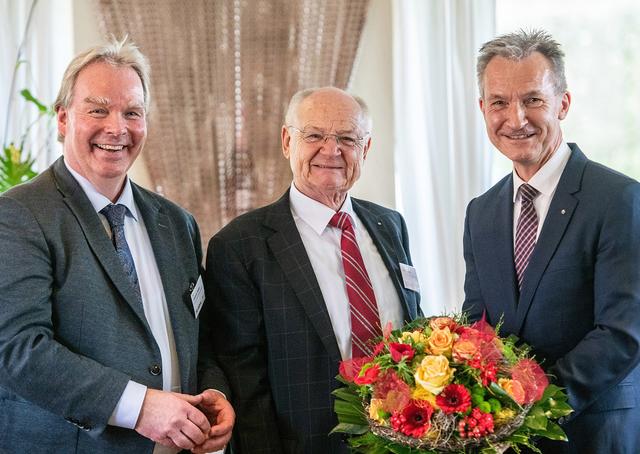 Oberbürgermeister Frank Baranowski (rechts) überbrachte die Grüße der Stadt, darüber freuten sich Johannes Wolter (links) und Lothar Gehron, Vorsitzender des FGG-Aufsichtsrats.