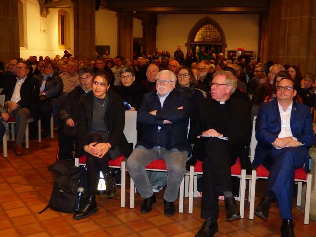 Inzwischen wurde auf einer Bürgerversammlung in der Steeler Friedenskirche im Rahmen einer Podiumsdiskussion das friedliche Zusammenleben im Stadtteil und der Umgang mit den „Steeler Jungs“ diskutiert. Neben Vertretern der Kirchen, der Geschäftswelt, der Stadtverwaltung und des Bürgerbündnisses "Steele bleibt bunt" waren auch Steeler Jungs vor Ort. Eine weitere Diskussionsrunde soll folgen. Foto: Jug