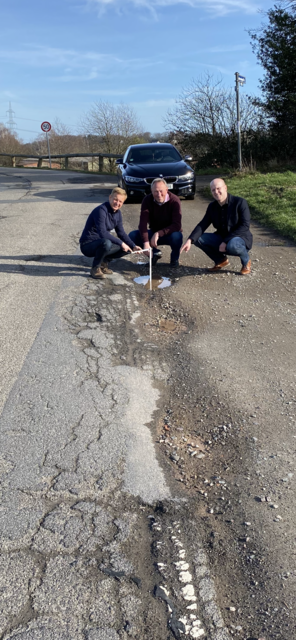 Straßenlöcher und Randstreifen müssen an der Nierderweniger Straße dringend beseitigt werden!
