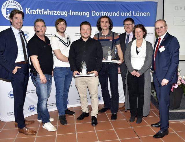 Ehrung der Prüfungsbesten mit (v.l.) Obermeister Christoph Haumann, Polizist „Toto“ Heim, Prüfungsbeste Sven Pahlmann, Daniel Bootz, Fabian Zimmermann, Vorsitzender des Prüfungsausschusses Markus Komorek; Lehrlingswartin Andrea Auffermann und Geschäftsführer Ludgerus Niklas..