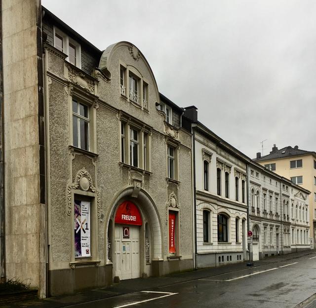Die historische Villa Schmitz-Scholl der Tengelmann-Gründerfamilie befindet sich in der Ruhrstraße 3 / Ecke Delle - Ruhranlage in der Kunststadt Mülheim im grünen Ruhrtal in Nordrhein Westfalen