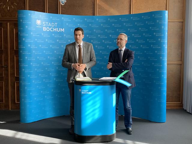 Oberbürgermeister Thomas Eiskirch und Umweltdezernent Dr. Markus Bradkte verkünden das Ergebnis des Vergleich vor dem Oberverwaltungsgericht Münster