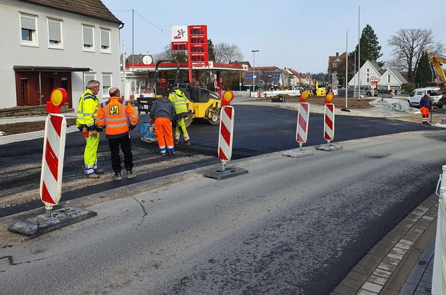 Letzten Samstag wurde der Oberflächen-Straßenbelag eingebaut.