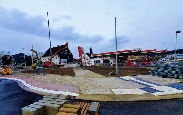 Die Gestaltung der Flächen neben der Tankstelle ist fast fertiggestellt.