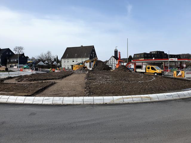Im Inneren des Kreisverkehrs werden vorbereitende Arbeiten zur Gestaltung vorgenommen.
