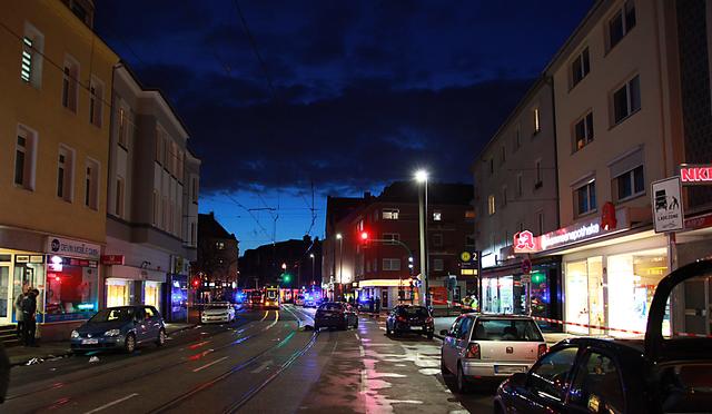 Die Unfallstelle zu späterer Stunde. Die Verletzten sind längst versorgt, das Unfallaufnahmeteam der Polizei beginnt mit der Arbeit.