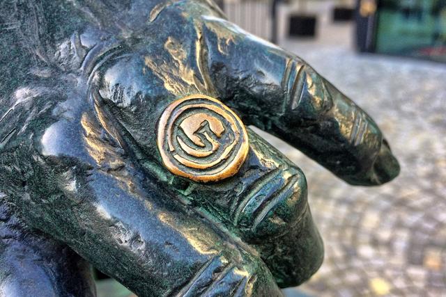 Der Ring von Frau "EY"