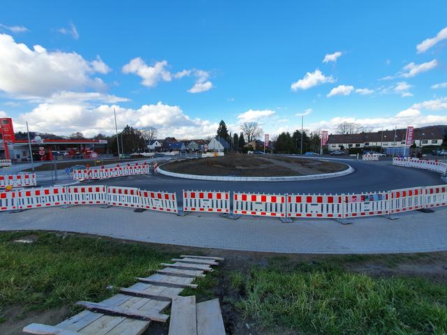 Die Gestaltung des neuen Kreisverkehrs sollen nächsten Monat fertig gestellt sein.
