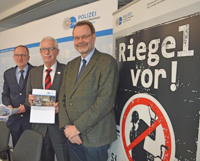Weniger Gewaltdelikte, weniger Diebstahlsdelikte, weniger Straßenkriminalität - und insgesamt ein deutlicher Rückgang aller Straftaten: Die Kreispolizeibehörde Mettmann stellte die Kriminalstatistik für das Jahr 2019 vor. "Und das ist die beste Statistik der vergangenen Jahrzehnte", freute sich Landrat Thomas Hendele (Mitte), Abteilungsleiter der Polizei, der mit dem Leitenden Polizeidirektor Manfred Frorath (links), und dem stellvertretenden Leiter der Direktion Kriminalität, Kriminaloberrat Ulrich Rüthers, die Zahlen und Fakten nannte.